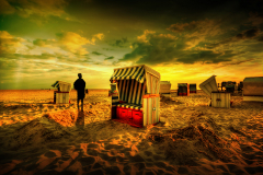 Mann mit Strandkorb