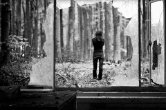 Fenster mit Mädchen